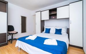 Posteľ alebo postele v izbe v ubytovaní Two-Bedroom Apartment VICTORY