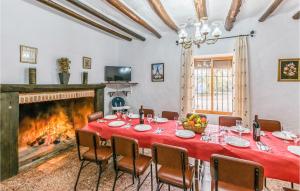 Televízia a/alebo spoločenská miestnosť v ubytovaní Cozy Home In Villanueva Del Rosario
