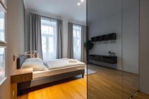 سرير أو أسرّة في غرفة في Trendy apt with - smart TV, coffee machine in Meidling