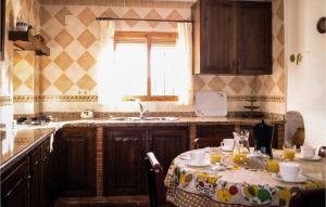 Kuchyňa alebo kuchynka v ubytovaní Cozy Home In Villanueva Del Rosario