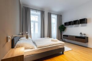 سرير أو أسرّة في غرفة في Trendy apt with - smart TV, coffee machine in Meidling
