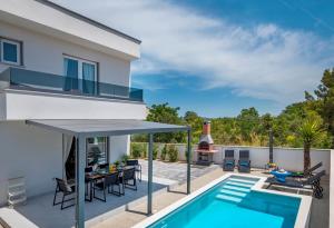 Bazén v ubytovaní VILLA PRESTIGE alebo v jeho blízkosti