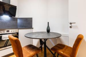 مطبخ أو مطبخ صغير في Trendy apt with - smart TV, coffee machine in Meidling