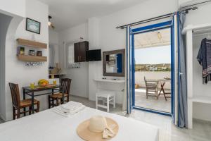 a room with a kitchen and a table with a hat at Anamnisi Studio in Adamantas