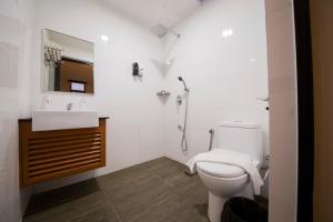 un bagno bianco con un water e un lavandino di The Point Boutique Hotel a Johor Bahru