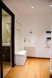 葉瑞文的住宿－City Center Appartment at Buzand st.，白色的浴室设有水槽和卫生间。