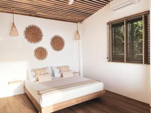 En eller flere senge i et værelse på Mayara pool villas