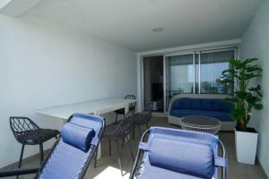 Pokój z krzesłami, stołem i kanapą w obiekcie Deluxe sea view apartment with a swimming pool w mieście Benalmádena