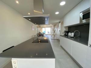 Kuchnia lub aneks kuchenny w obiekcie Deluxe sea view apartment with a swimming pool