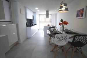 Kuchnia lub aneks kuchenny w obiekcie Deluxe sea view apartment with a swimming pool