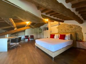 ein Schlafzimmer mit einem großen Bett in einem Zimmer mit Holzböden in der Unterkunft Villa Mercatello Umbria in Mercatello