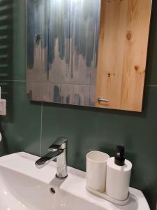 La salle de bains est pourvue d'un lavabo et de 2 rouleaux de papier toilette. dans l'établissement Casa Vacanze "Il Corallo", à Spiaggia di Conversano
