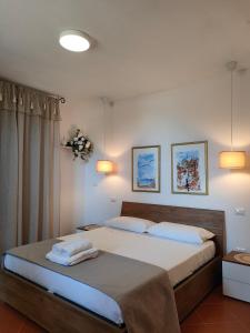 - une chambre avec un grand lit et 2 oreillers dans l'établissement Casa Vacanze "Il Corallo", à Spiaggia di Conversano