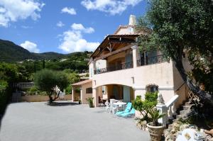 a large building with a clock on top of it at VILLA Plein Sud Piscine Spa Climatisation Parking privé calme et détente in Cavalaire-sur-Mer