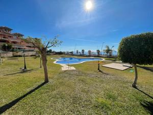basen w parku z drzewem w obiekcie 3-bed sea view Penthouse, Isla Plana, Mojon Hills w mieście Isla Plana