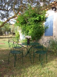 Ogród w obiekcie OUSTAOU DU GAYET gîte de charme avec piscine privée