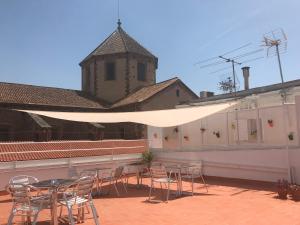 een terras met een tafel en stoelen en een gebouw bij La Terrassa in Barcelona