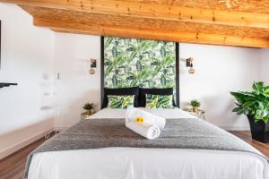 A bed or beds in a room at Casa Adayeim 2