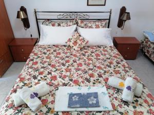 un letto con trapunta e cuscini sopra di Villa Elli ad Ammouliani