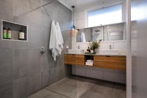 ein Badezimmer mit 2 Waschbecken und einem Spiegel in der Unterkunft Little Olive in Kyneton