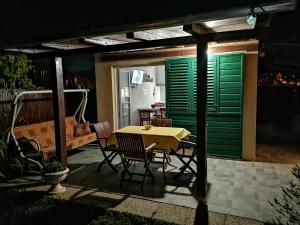 Patio nebo venkovní prostory v ubytování Apartment Taja, cijela kuća i vrt samo za vas