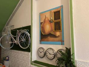在Tenerife Art Hostel内部或周边骑自行车