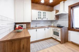 A kitchen or kitchenette at Drevenica Irenka
