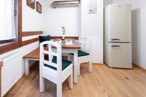 A kitchen or kitchenette at Drevenica Irenka