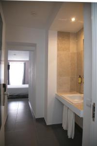 a bathroom with a sink and a bed in a room at Ammaia AL in Portalegre