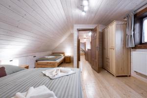 A bed or beds in a room at Drevenica Irenka