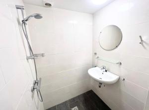 Koupelna v ubytování Appartement 4 couchages à proximité du plan d'eau + 6 fotografií