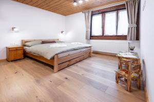 A bed or beds in a room at Drevenica Irenka