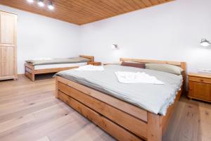 A bed or beds in a room at Drevenica Irenka