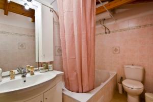 een badkamer met een wastafel, een bad en een toilet bij Espianade House in Corfu-stad +20 foto's