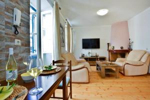 een woonkamer met een bank en een tafel bij Espianade House in Corfu-stad