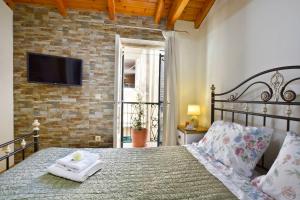een slaapkamer met een bed met handdoeken erop bij Espianade House in Corfu-stad
