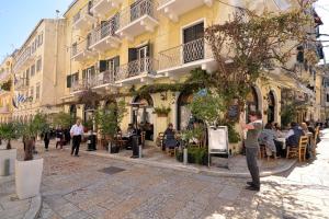 een man die een foto neemt van een gebouw bij Espianade House in Corfu-stad