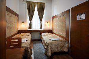 A bed or beds in a room at Vinci Apartman Szombathely