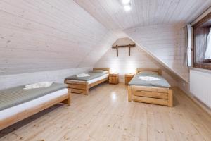 A bed or beds in a room at Drevenica Irenka