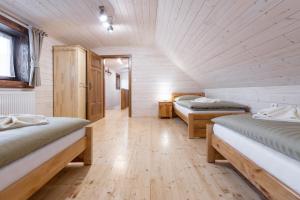 A bed or beds in a room at Drevenica Irenka