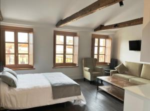 una camera con letto, divano e tavolo di Apartamentos El Mirador del Poeta a Salamanca