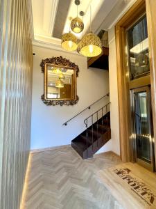 a hallway with a mirror and stairs in a house at Apartamentos El Mirador del Poeta in Salamanca