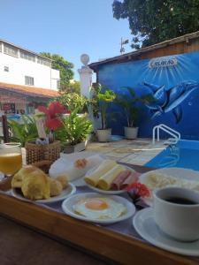 bandeja con alimentos para el desayuno en una mesa en Casarão Jeri, en Jericoacoara