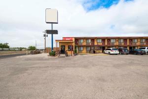 een lege parkeerplaats voor een hotel bij Oyo Hotel Odessa TX, East Business 20 in Odessa