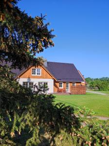 ein Haus mit einem Walmdach in der Unterkunft Ferienwohnung - Am Tannenwald in Burg Kauper