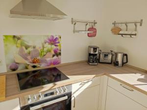 eine Küche mit Spüle und Herd oberen Backofen in der Unterkunft Ferienwohnung - Am Tannenwald in Burg Kauper + 3 Fotos