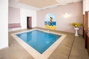 Bazén v ubytování Hotel Pineta Campi nebo v jeho okolí