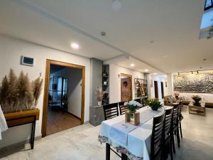 ein Esszimmer und ein Wohnzimmer mit Tisch und Stühlen in der Unterkunft Magen Hills in Ukhrul