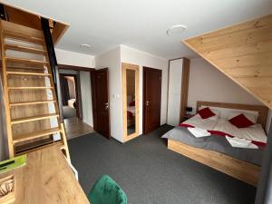Łóżko lub łóżka w pokoju w obiekcie Willa WIKTORIA