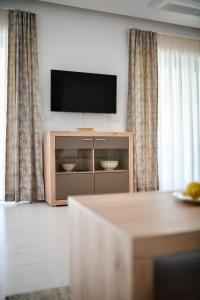 TV a/nebo společenská místnost v ubytování "Babe" Beachfront Residence